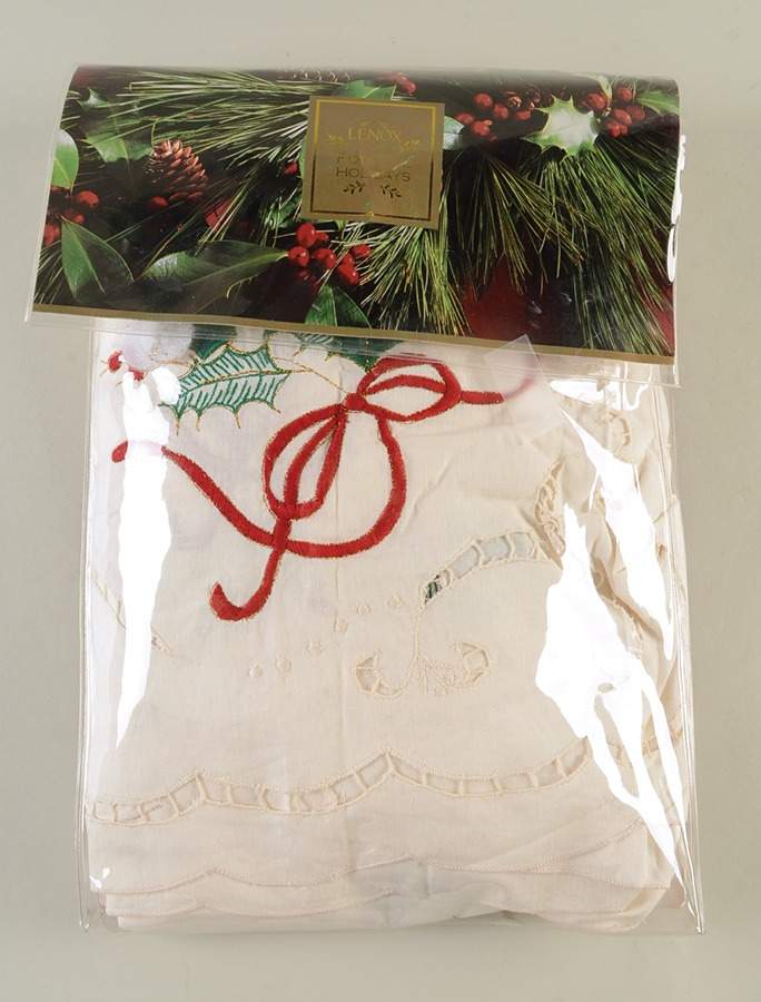 Holiday (Dimension) 60" X 102" Oblong Tablecloth by Lenox-1