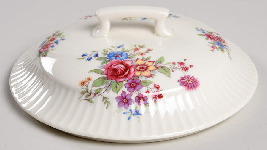 Victoria Lid for Round Vegetable by Lenox-1