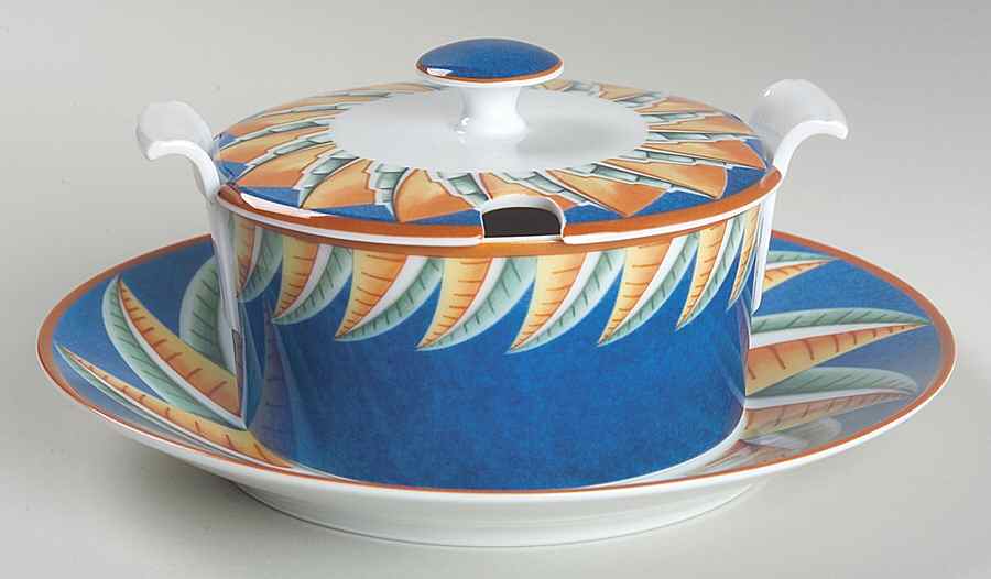 Soleil Round Gravy Boat & Lid with Underlate by Lalique-1