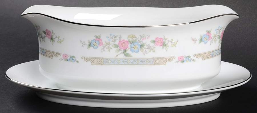 Heritage Gravy Boat with Attached Underplate by Lynnbrooke-1