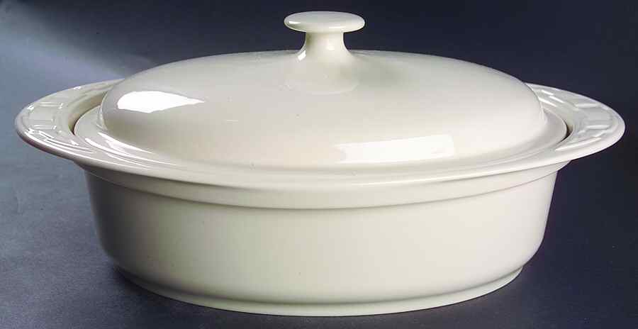 Woven Traditions Ivory 2.5 Quart Oval Covered Casserole by Longaberger-1