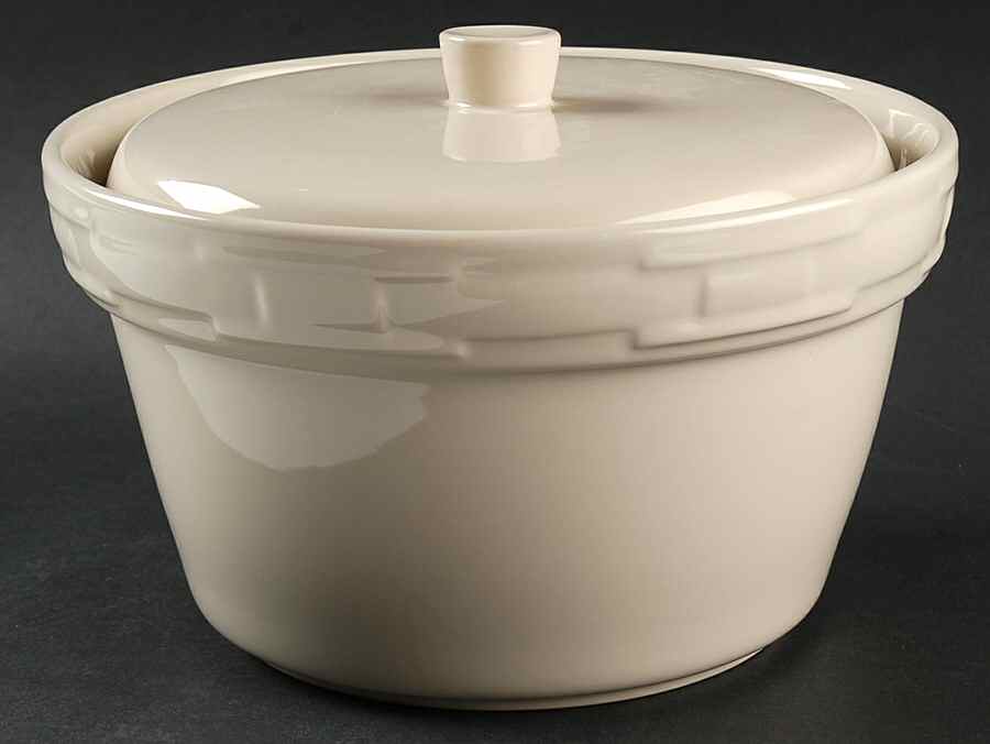 Woven Traditions Ivory 2 Qt Round Covered Casserole by Longaberger-1