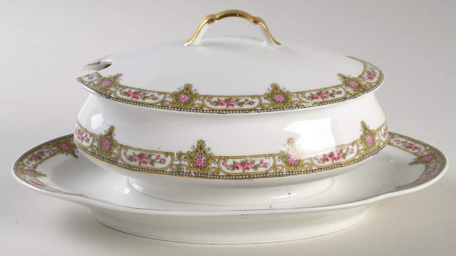 LNT103 Gravy Boat w/Attached Underplate & Lid by Lanternier-1