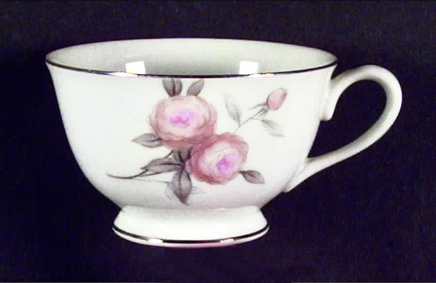 Bouquet Footed Cup by Leslie (Japan)-1