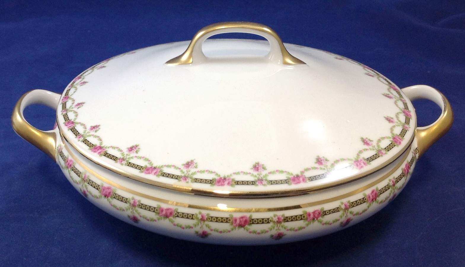 LAT42 Round Covered Vegetable by Latrille-1