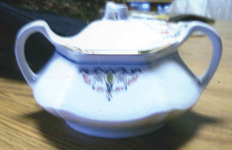 LIA45 Sugar Bowl & Lid by Limoges-American-1