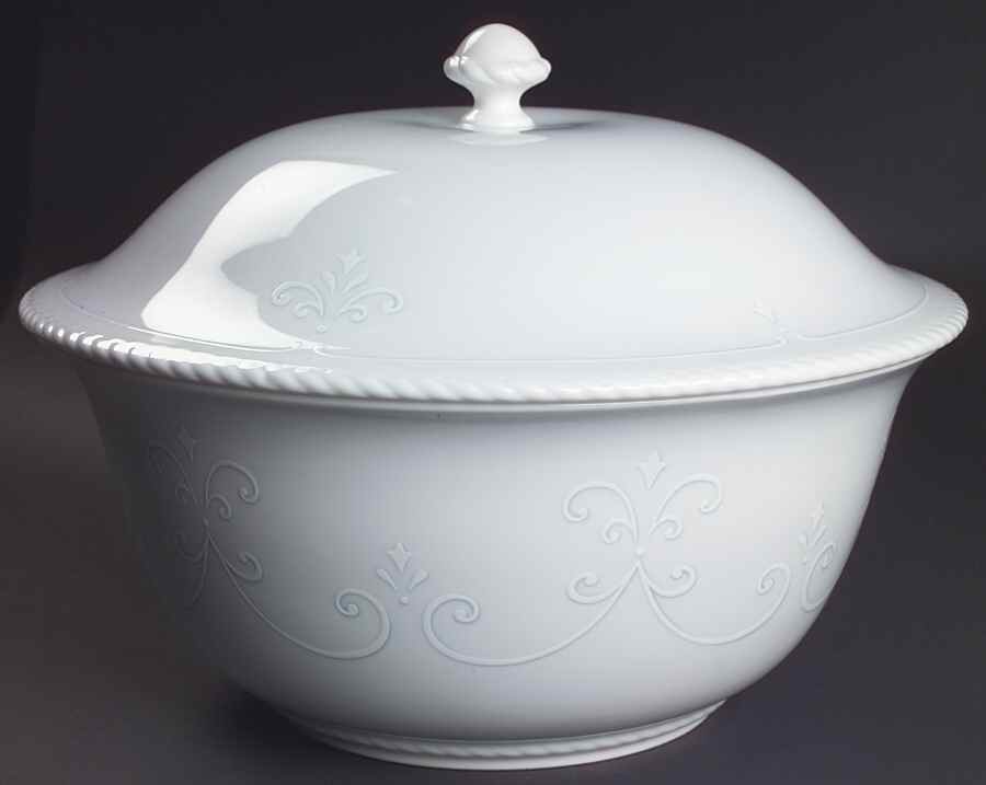 Swedish Lodge 4 Qt Round Covered Casserole (Base is RV11) by Lenox-1