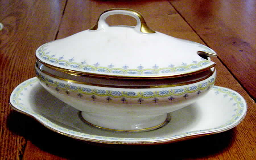 LAT60 Gravy Boat & Lid w/Underplate by Latrille-1