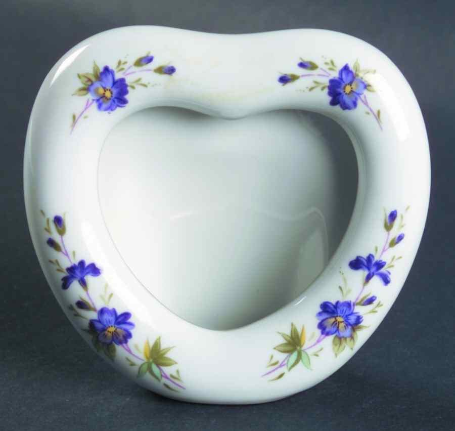 Violette Heart Shaped Frame-Holds 2 1/2" X 2" by Lefton-1