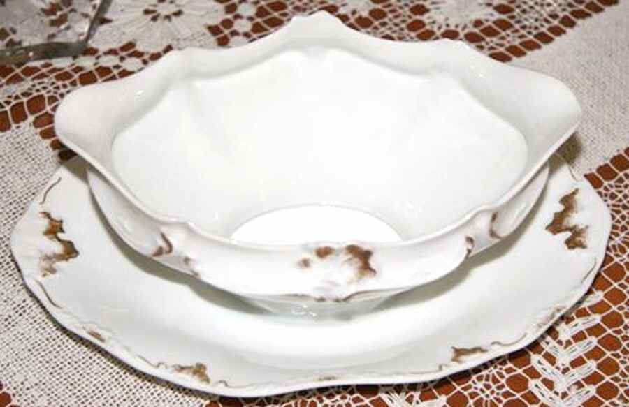 LNT196 Gravy Boat with Attached Underplate by Lanternier-1