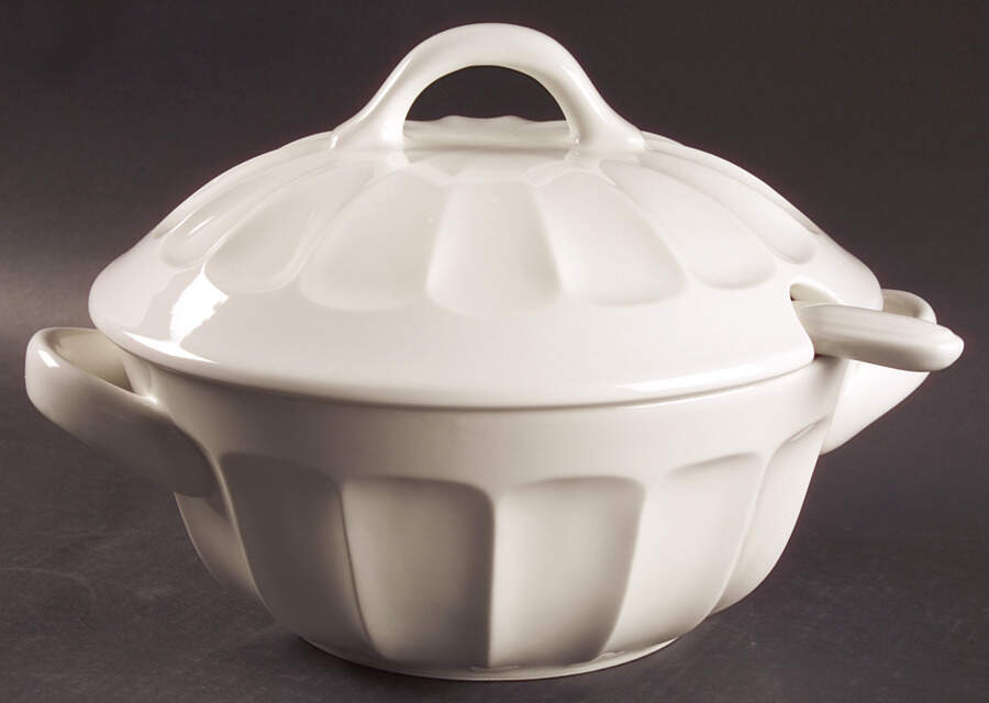 Boxwood Tureen & Lid w/Ladle by Ralph Lauren China-1