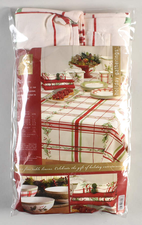 Holiday Gatherings Holiday Berry 60" x 84" Rectangular Tablecloth by Lenox-1