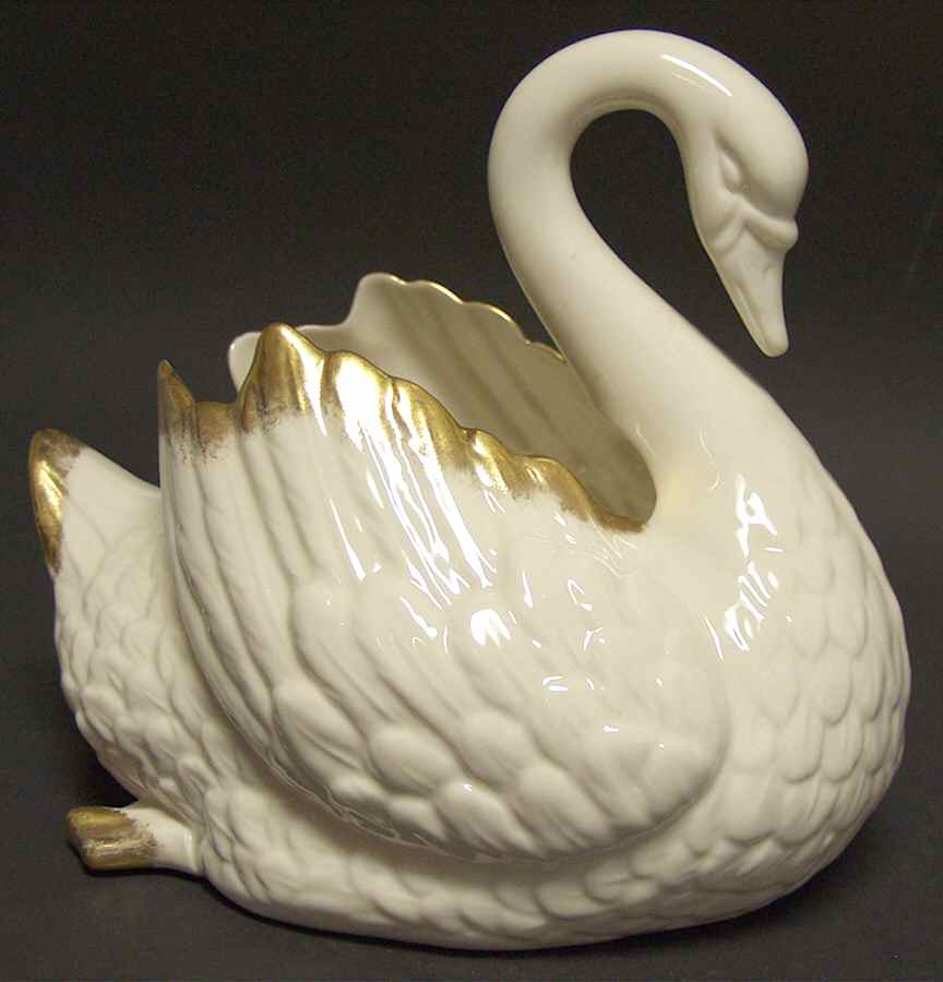Swan Col Crm (GoTrim, Closed Tail, GreenStp) Medium Centerpiece by Lenox-1