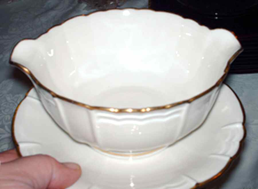 LNT289 Gravy Boat with Attached Underplate by Lanternier-1