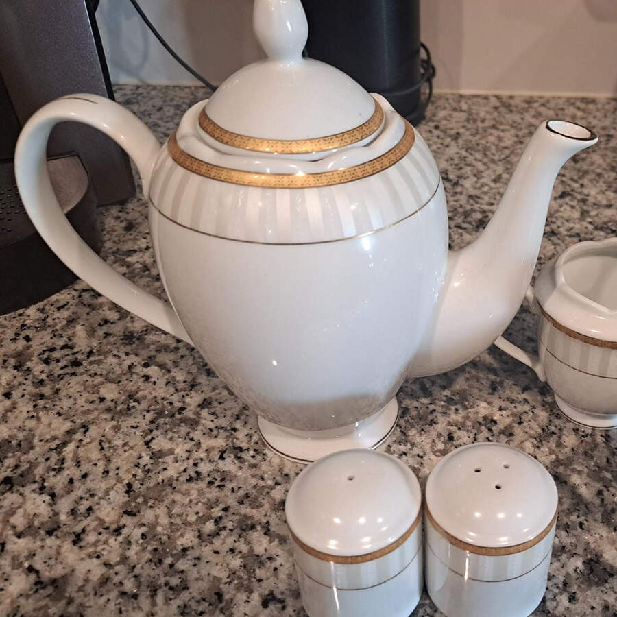 Amber Tea/Coffee Pot & Lid by Lorren Home Trends-1