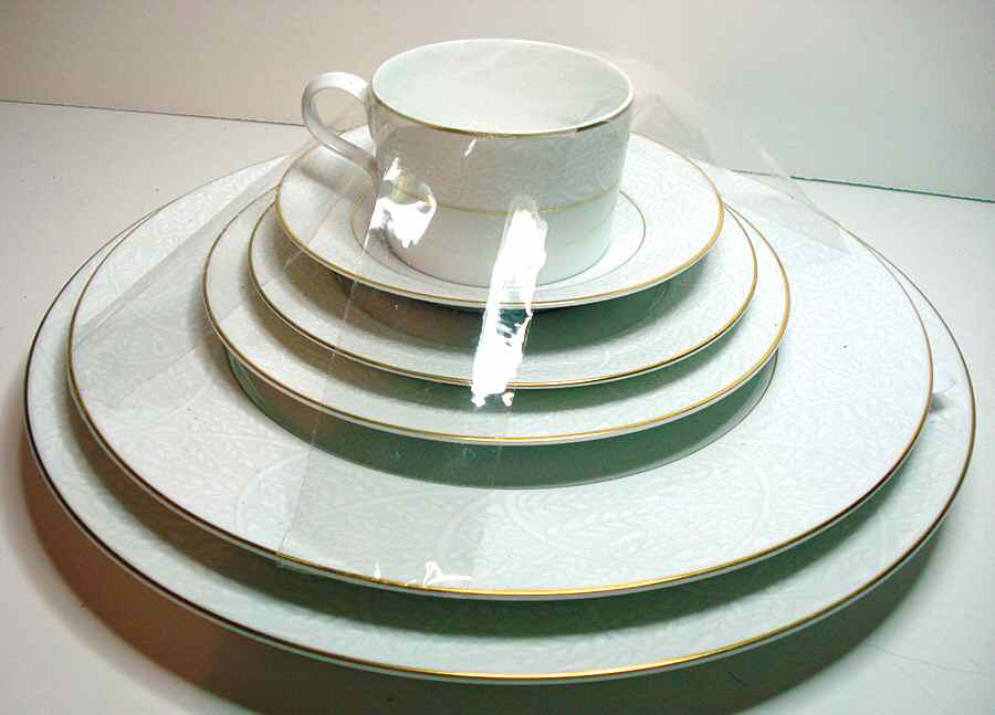 Damasse Dinner Plate by Lalique-1