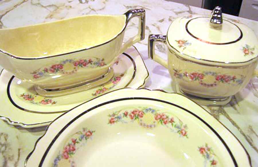 LIA134 Sugar Bowl & Lid by Limoges-American-1