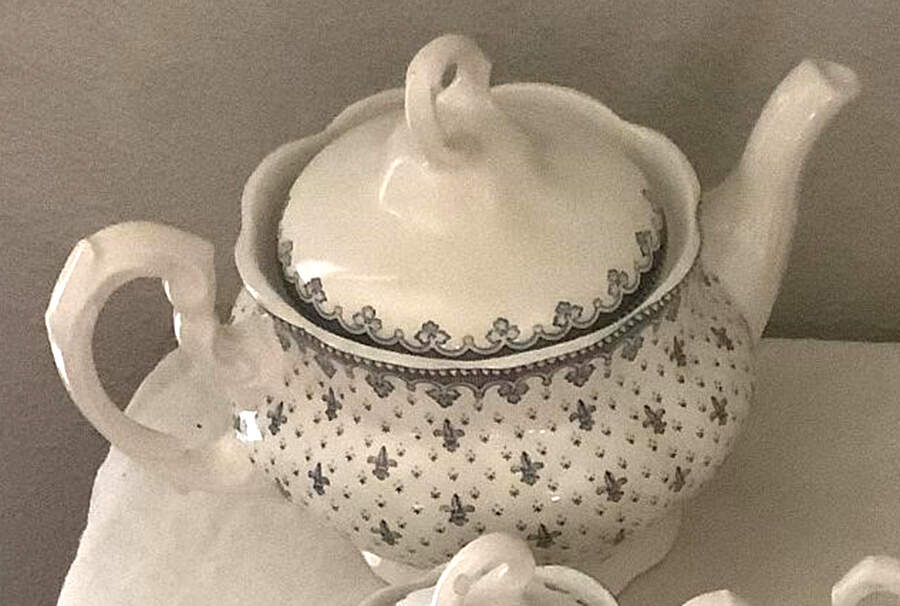 Flor de Lis Azul Teapot & Lid by La Cartuja de Sevill-1