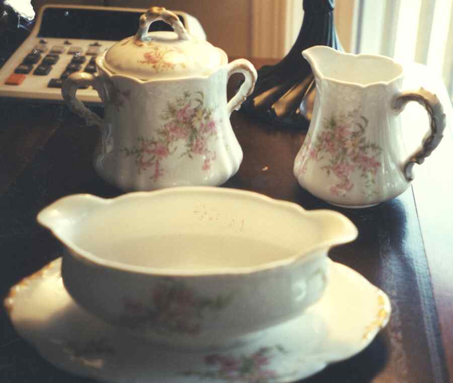 LIM537 Creamer by Limoges-French-1