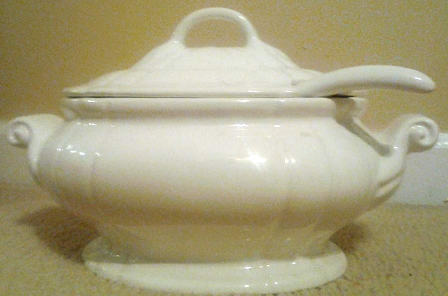 LUO19 Tureen & Lid w/Underplate by Loucarte (Portugal)-1