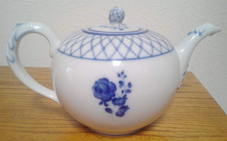 LAG43 Teapot & Lid by Langenthal-1