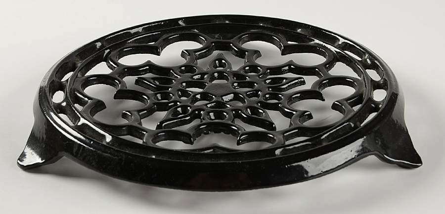 Black 8" Round Cast Iron Snowflake Trivet by Le Creuset-1