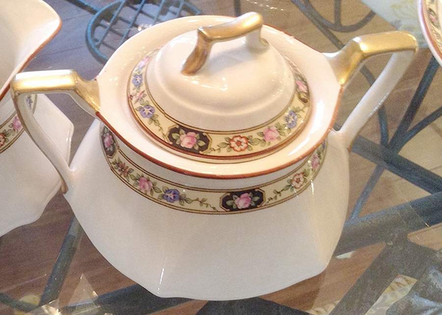 LIA157 Sugar Bowl & Lid by Limoges-American-1