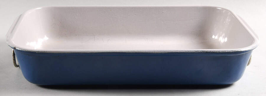 Marseille 15" Cast Iron Rectangular Roaster by Le Creuset-1