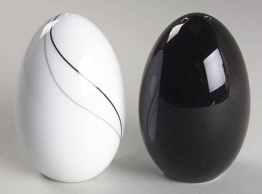 Threads Salt & Pepper Set by Mikasa-1
