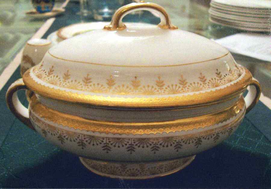 G7302 Round Covered Vegetable by Minton-1