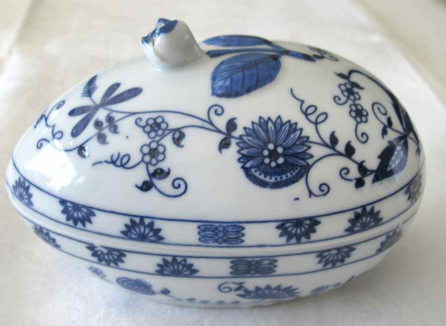 Blue Onion Large Egg Box & Lid by Seymour Mann-1