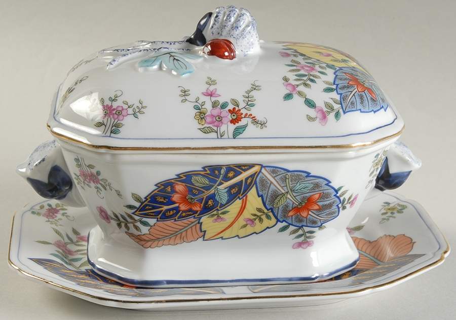 Tobacco Leaf Sauce Boat & Lid with Underplate by Seymour Mann-1
