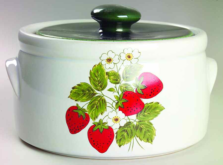 Strawberry Country 2 Qt Round Covered Casserole by Nelson McCoy-1