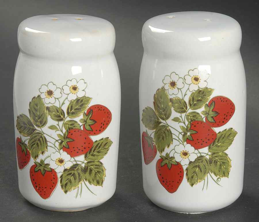 Strawberry Country Salt & Pepper Set by Nelson McCoy-1