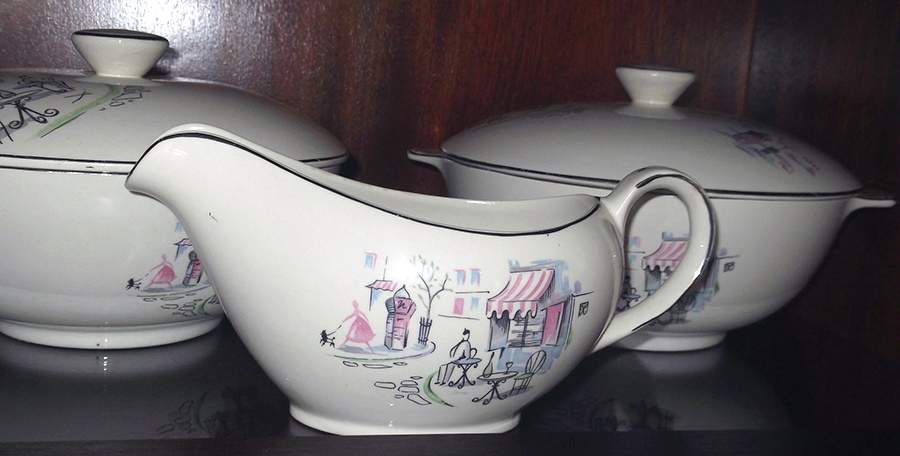 Montmartre Gravy Boat by Alfred Meakin-1
