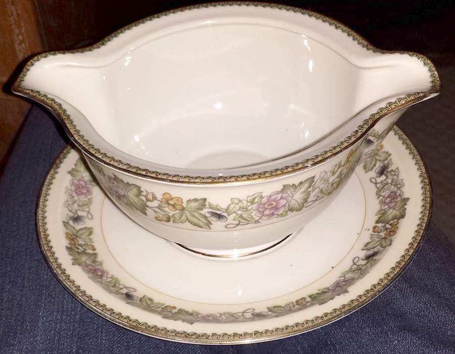 Bouquet Gravy Boat with Attached Underplate by Meito-1
