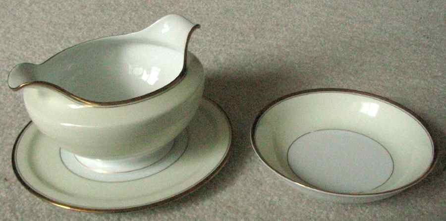 Carlton Gravy Boat with Attached Underplate by Meito-1