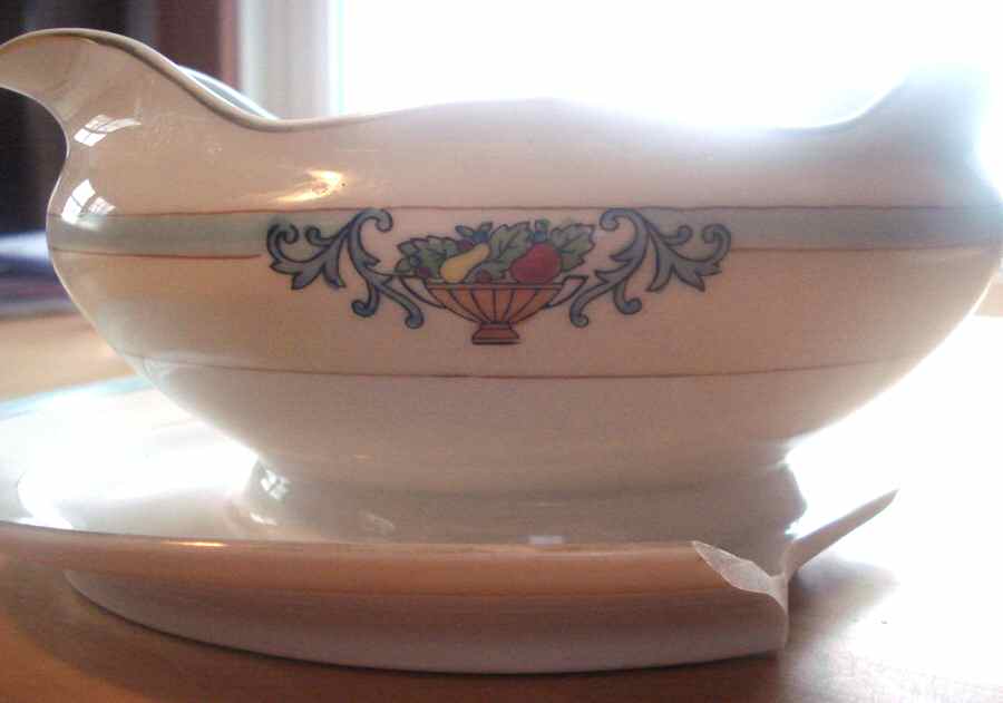 Delphi Gravy Boat with Attached Underplate by Meito-1