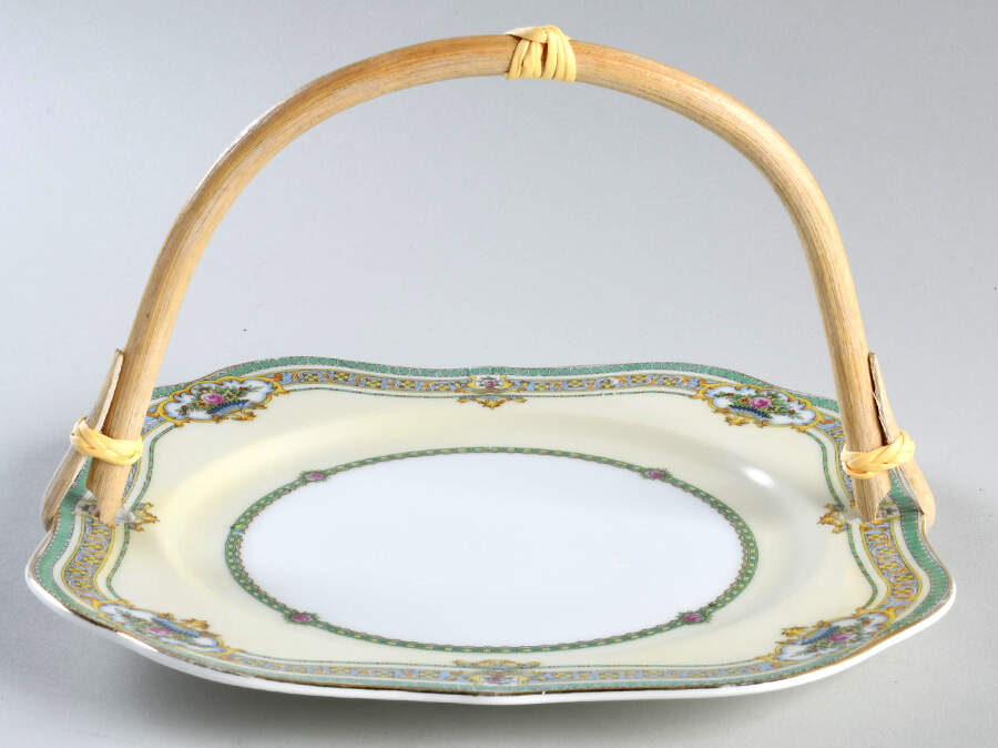 Dublin (Floral Urns) 5 3/8"-5 5/8" Bamboo Handled Serving Plate  HC by Meito-1