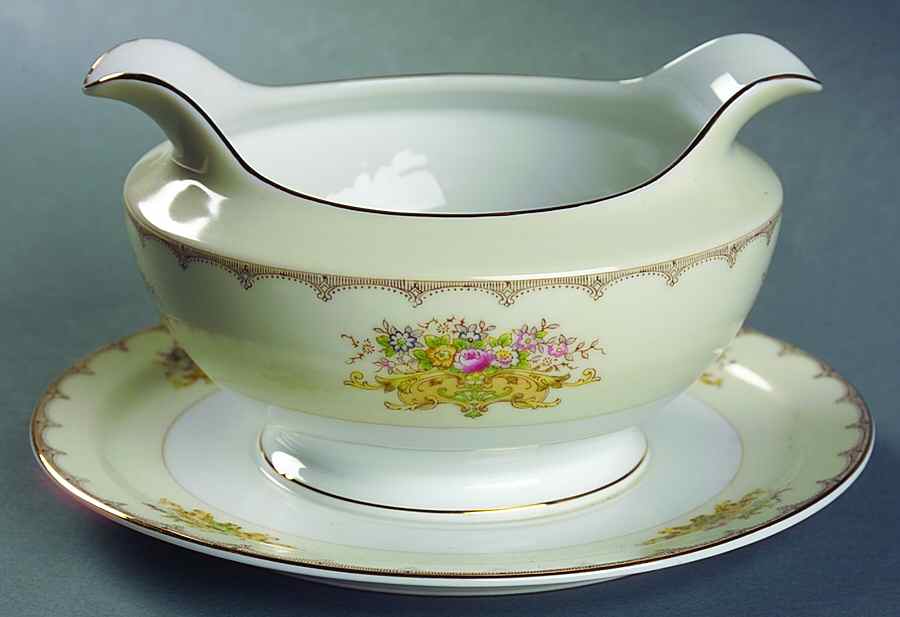 Linden Gravy Boat with Attached Underplate by Meito-1