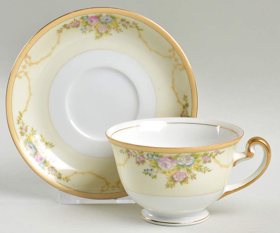 N1065A Footed Cup & Saucer Set by Meito-1