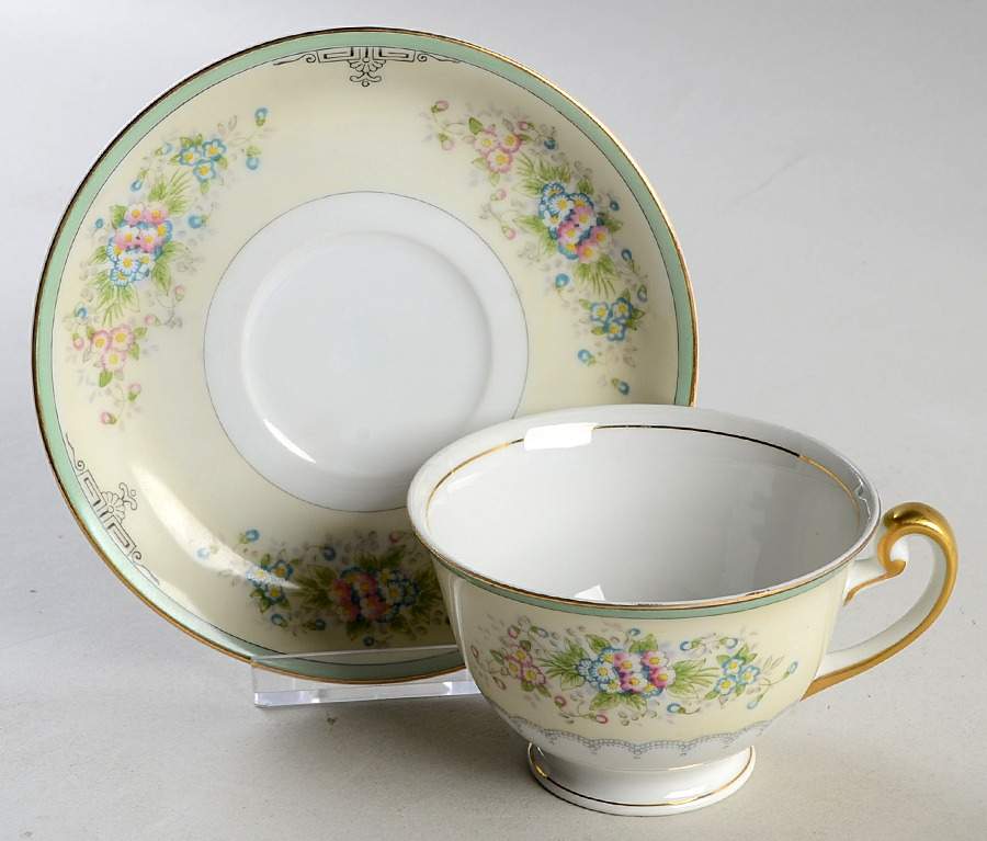 N959 Footed Cup & Saucer Set by Meito-1