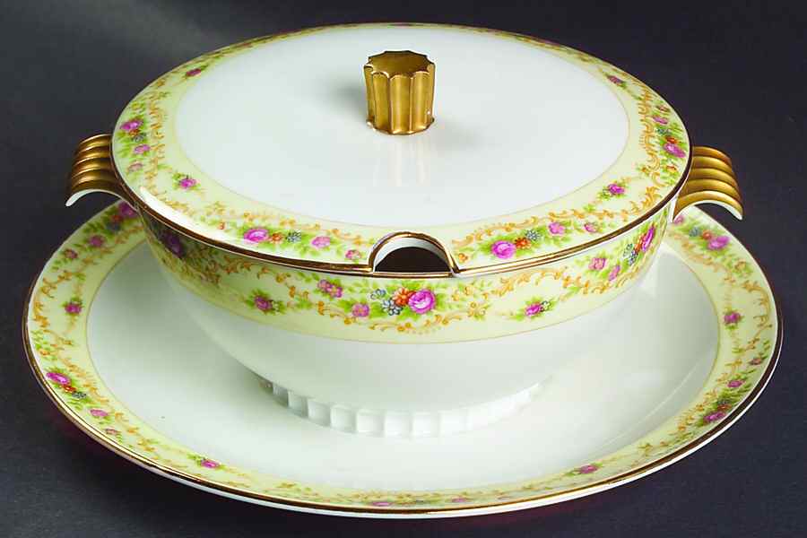 Modern Windsor Round Gravy Boat with Attached Underplate & Lid by Meito-1