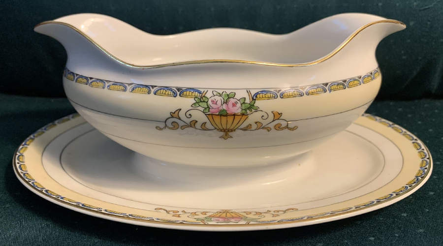 Plaza Gravy Boat with Attached Underplate by Meito-1