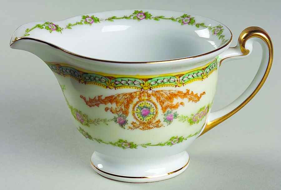 Trianon Creamer by Meito-1