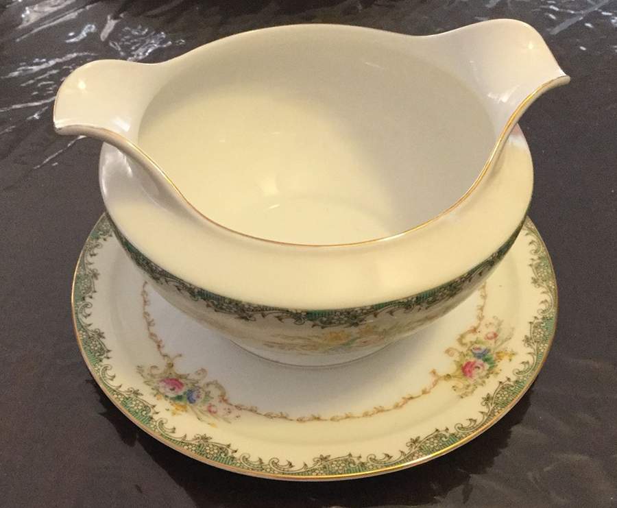 V2160 Gravy Boat with Attached Underplate by Meito-1