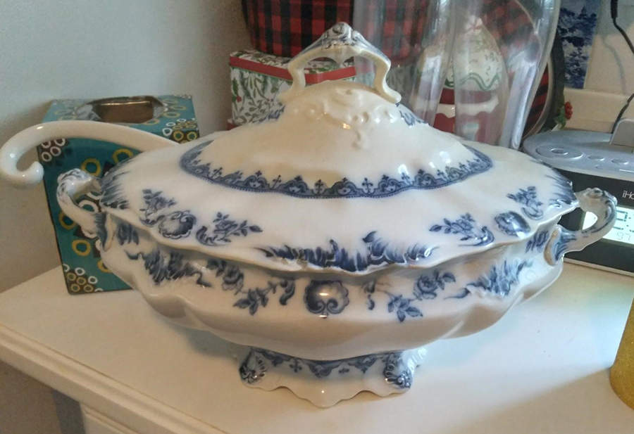 Acantha Tureen & Lid w/Ladle by J & G Meakin-1