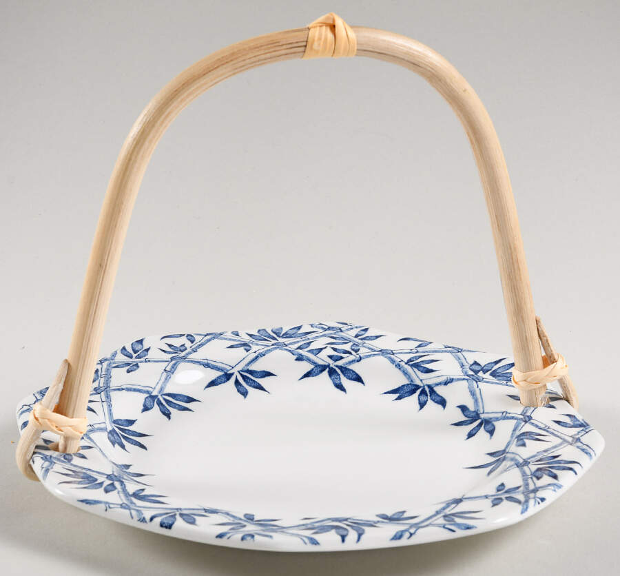 Trellis Blue 5 3/8"-5 5/8" Bamboo Handled Serving Plate  HC by J & G Meakin-1