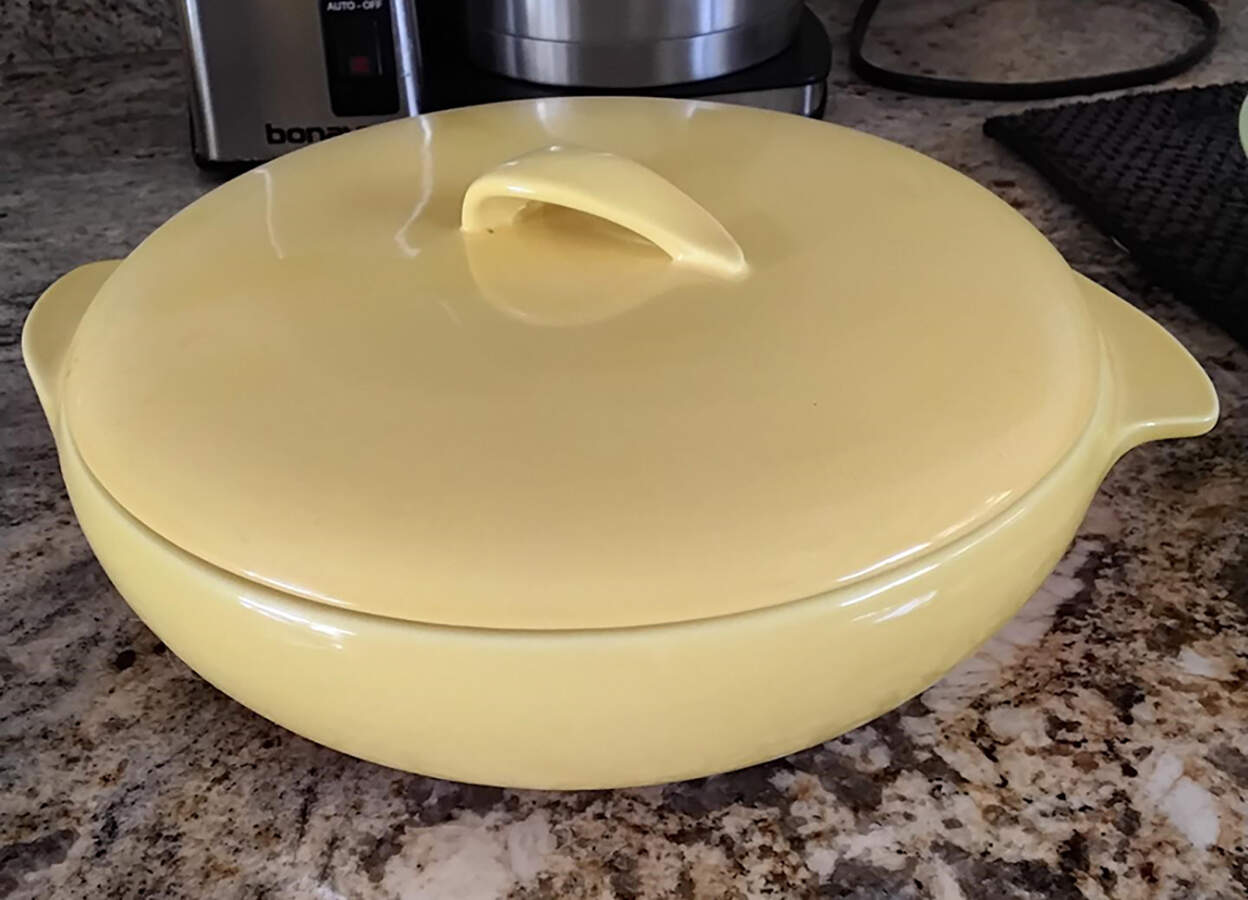 Casual California Yellow 1.25 Qt Round Covered Casserole by Metlox - Poppytrail - Vernon-1