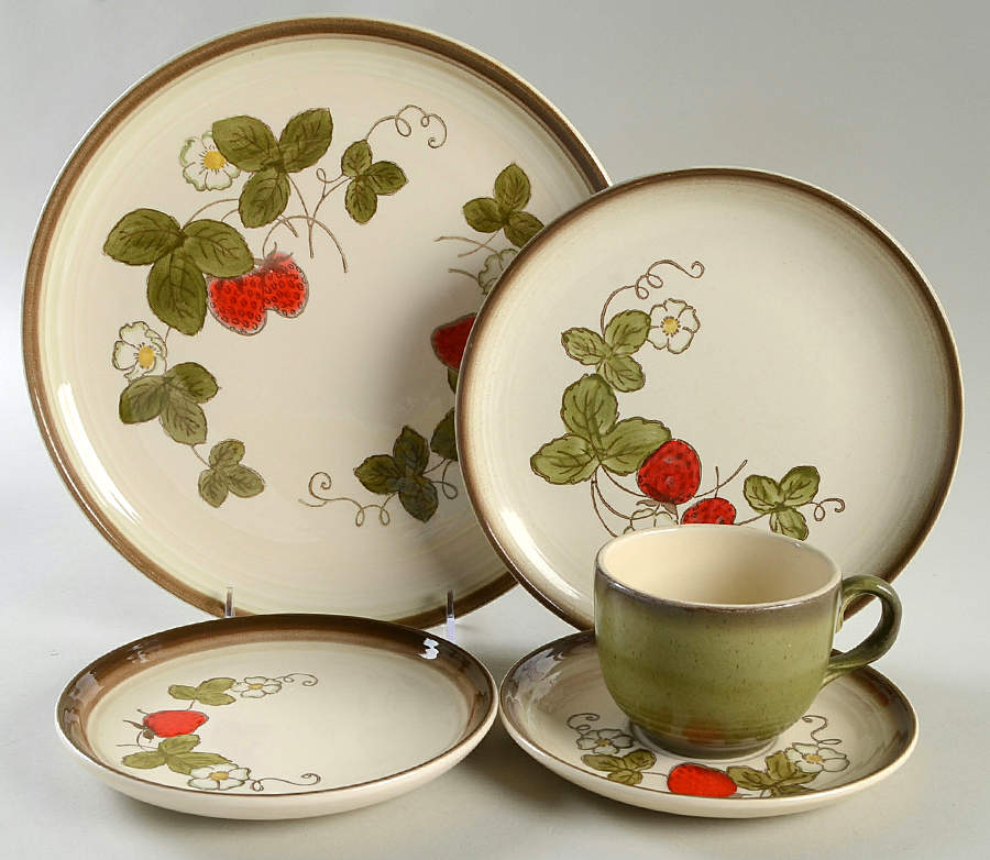 California Strawberry 5 Piece Place Setting by Metlox - Poppytrail - Vernon-1